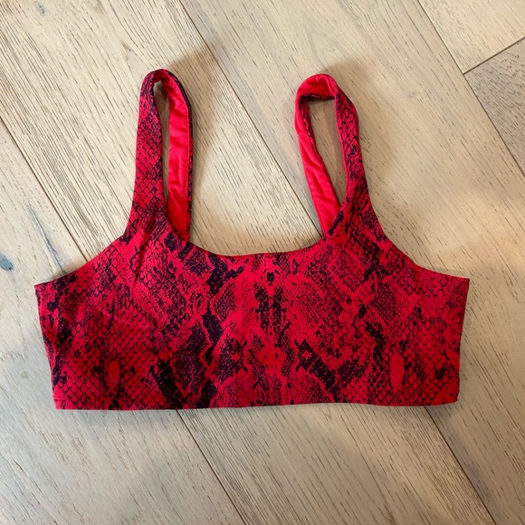 Alo Red Vapor Crop - Picture 2 of 4